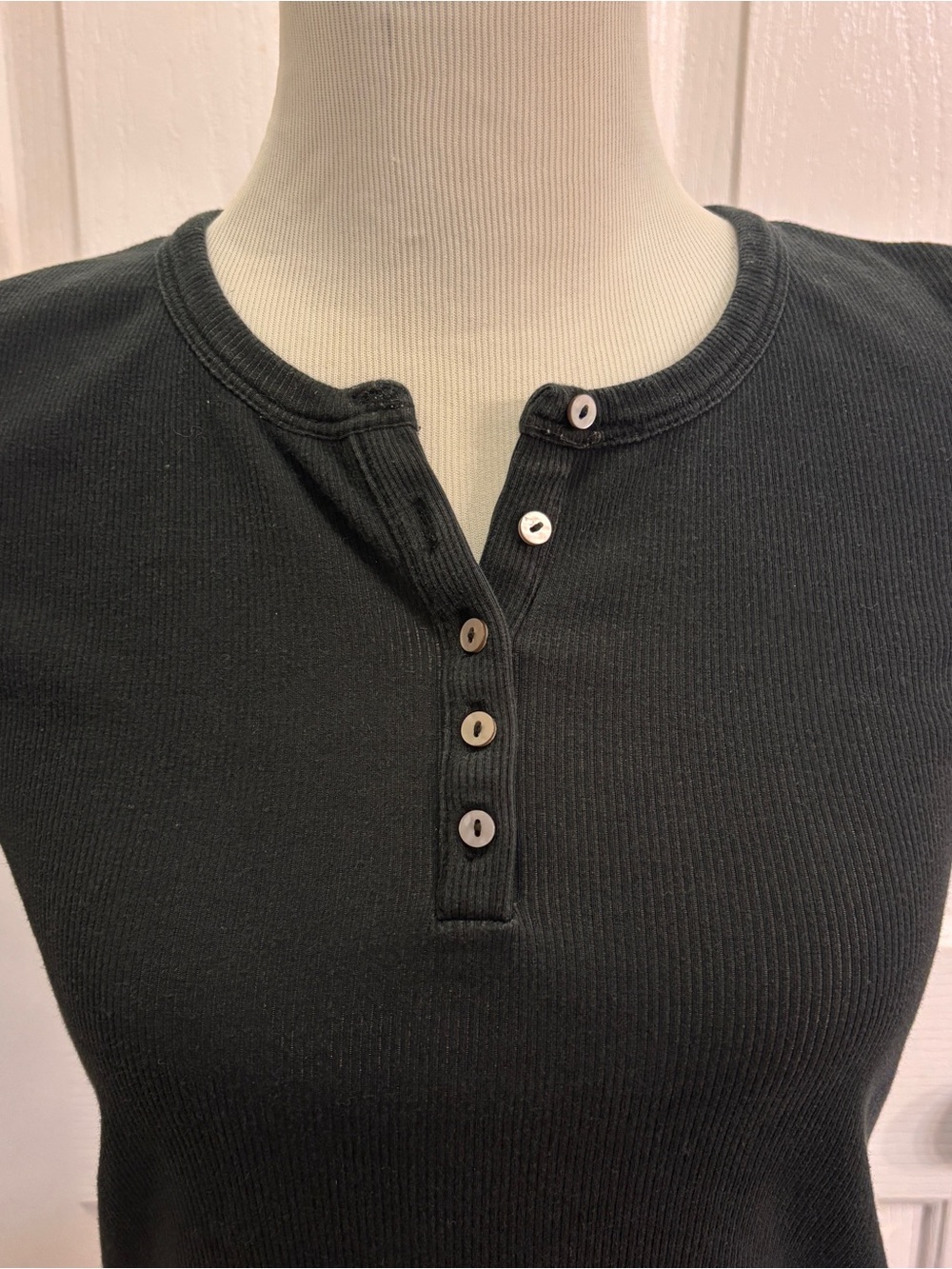 Riley & Rae Black Ribbed Henley Short Sleeve Tee - Picture 4 of 9